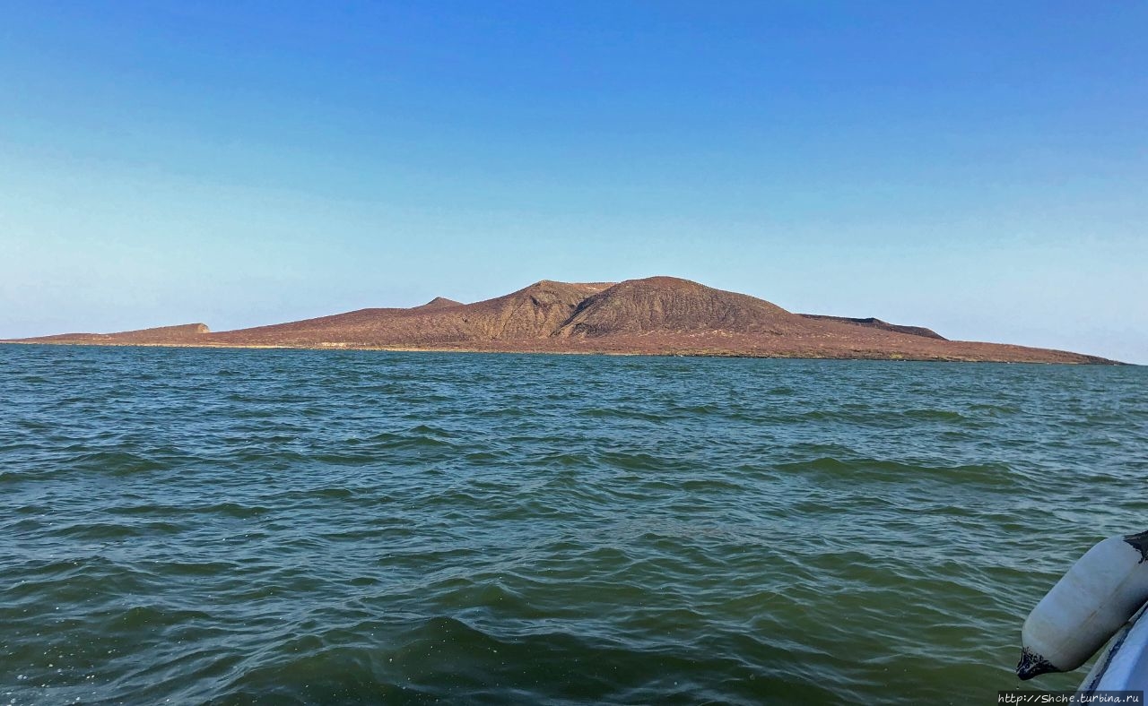 Кратерное озеро Фламинго Остров Центральный, озеро Туркана, Кения
