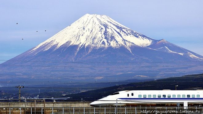 Две гордости Японии: синкансэн на фоне Фудзи. Фото из интернета. Япония