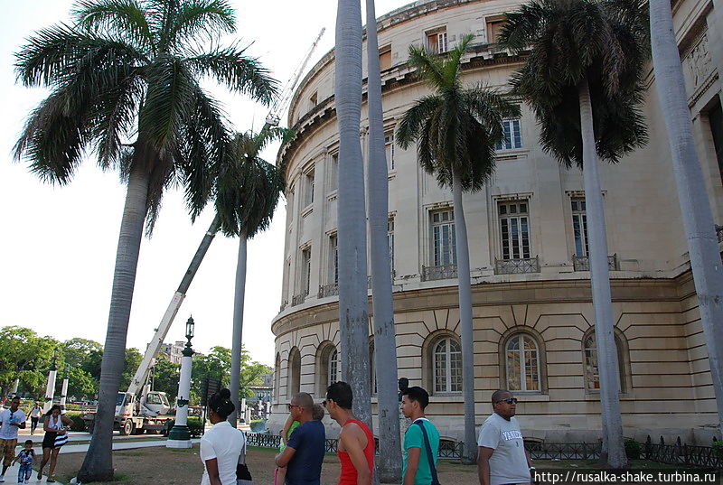 Капитолий с футболистами Гавана, Куба