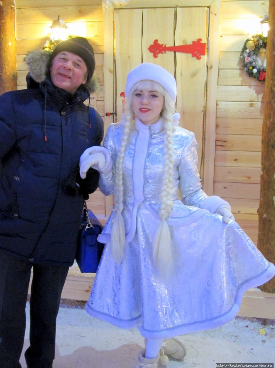 На пороге домика Деда Мороза всех встречает его очаровательная внучка. Красноярск, Россия