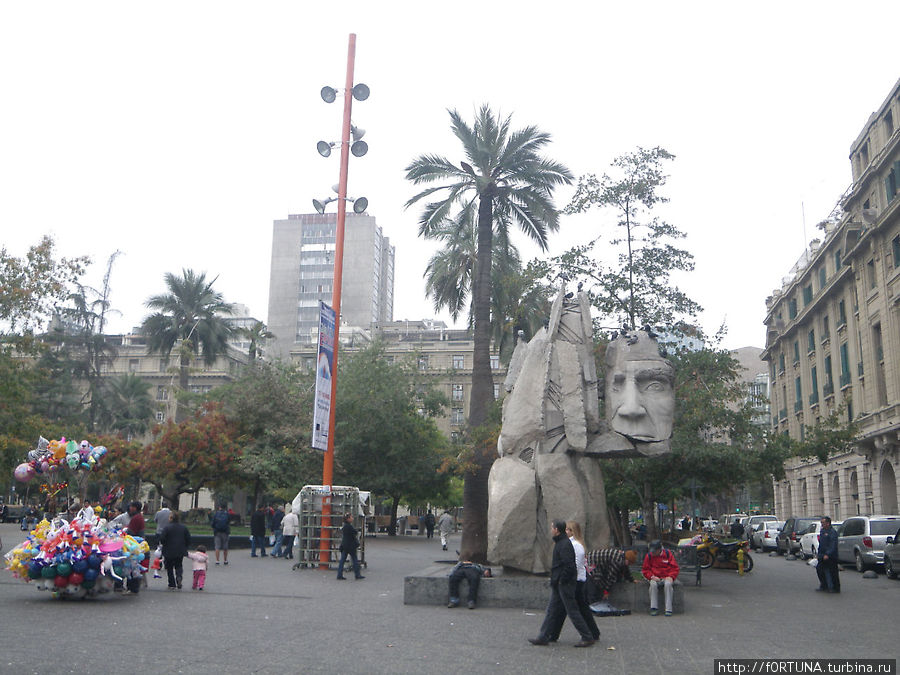 Памятник индейцам в духе абстакционизма Сантьяго, Чили
