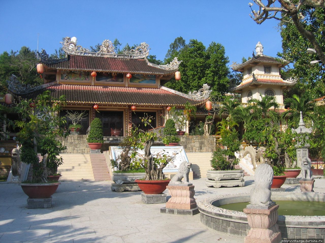 г. Нячанг. Пагода Лонгшон. Внутренний дворик с фонтаном Нячанг, Вьетнам