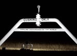 Подсвечивающийся ночью памятник-символ Кушинга, — мирового перекрёстка нефтепроводов