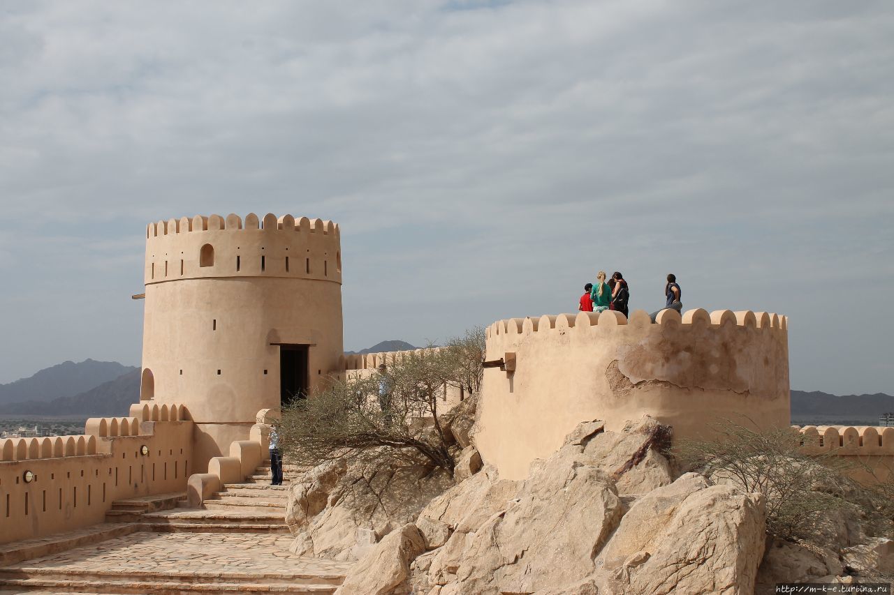 Мощная крепость Нахаль. Возможность примерить и попробовать Оман