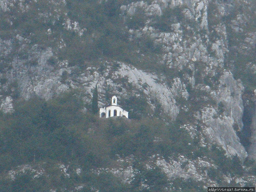 Церковь на склоне горы, которая парит в облаках ночью, но сфотографировать это мы не смогли. При достаточной фантазии это можно представить... Рива-дель-Гарда, Италия