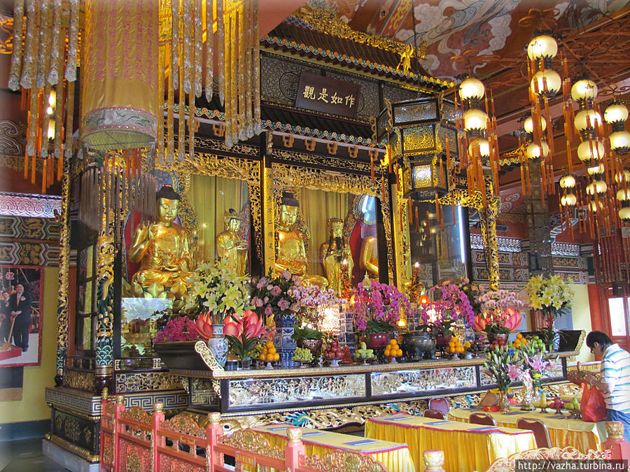 Будда исцеляющий справа и Будда Амитабхи слева Остров Лантау, Гонконг