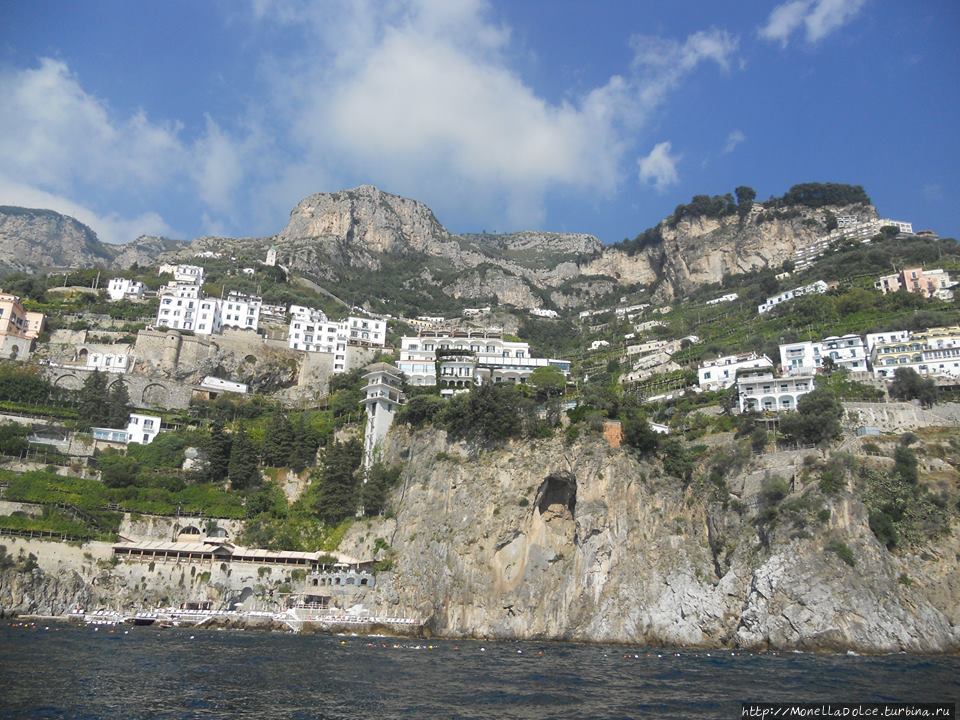 От Positano до Amalfi и Atrani — вид с моря Амальфи, Италия