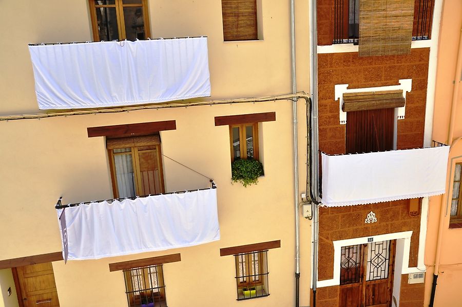 Украшения домов к городскому празднику Морелья, Испания
