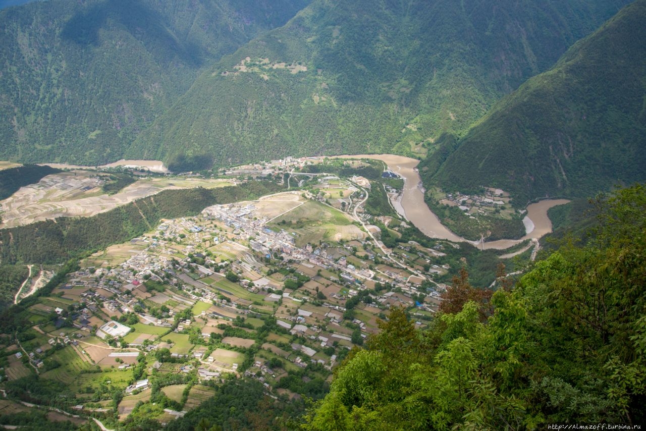 Смотровые площадки над ущельем реки Салуин текущей из Тибета Биньжянлуошян, Китай