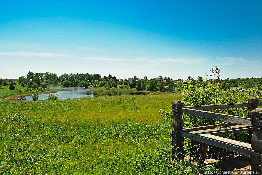 За околицей.