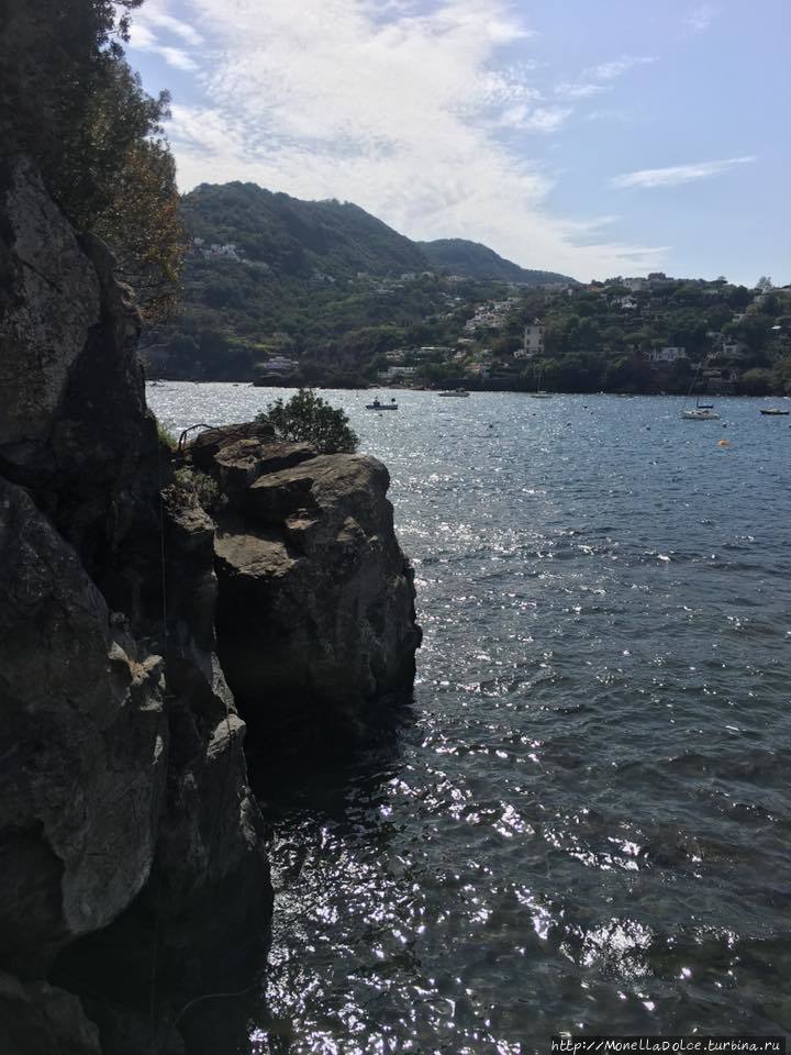 Кастэлло Арагонэзэ на острове Искиа Остров Искья, Италия