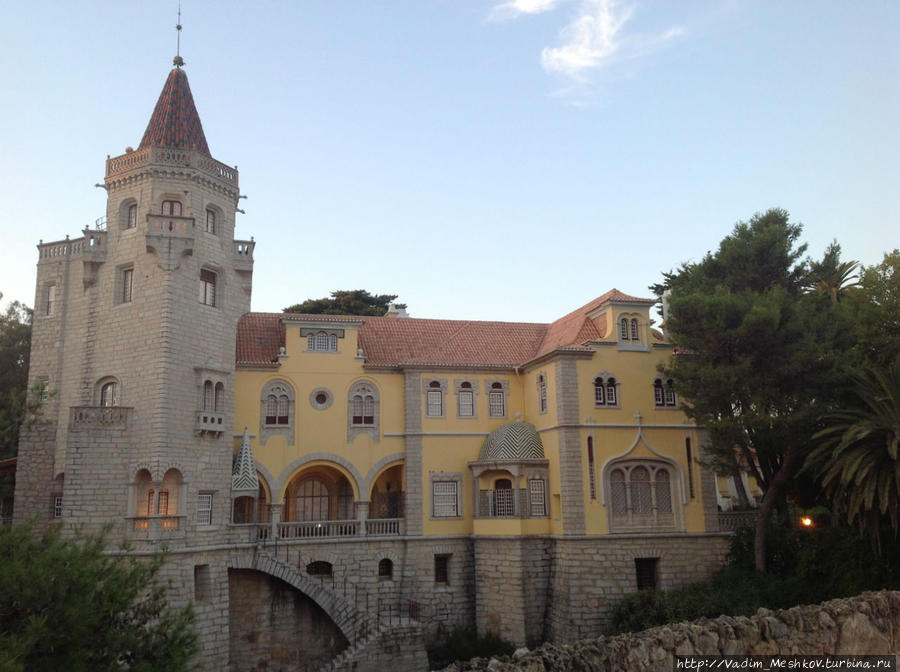 В городе Кашкайш находится дворец Palacio de Conde de Castro Guimarres, который открыт для посещения. Здесь находится уникальная коллекция средневековых книг, насчитывающая 25 тысяч экземпляров. Кашкайш, Португалия