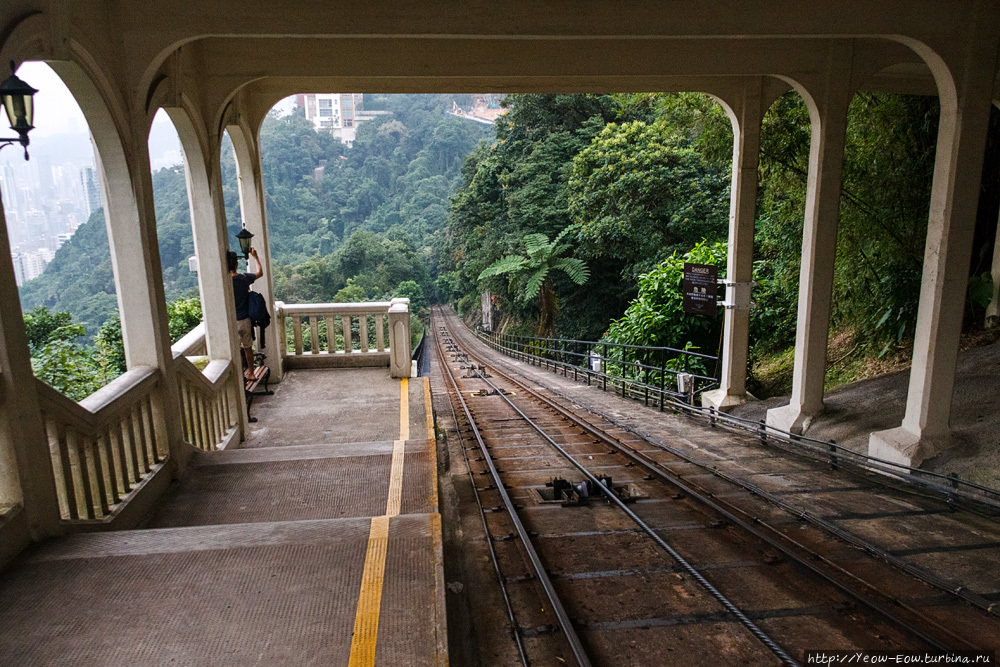 Старая платформа Peak Tram. Здесь он не останавливается, но доступ свободный, нужно только найти дорогу сюда. Виктория, Гонконг