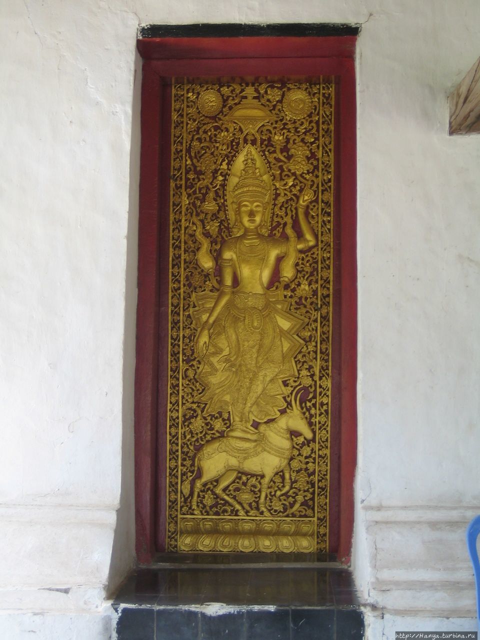 Входные двери в Храм Монастыря Ват Висуналат Луанг-Прабанг, Лаос
