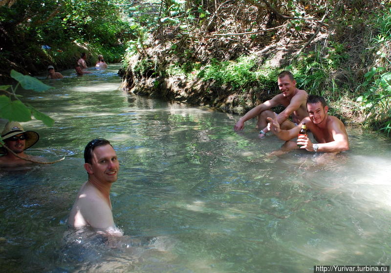 В речушке Эли Крик можно просидеть целый день — вода прохладна и приятна Остров Фрейзер, Австралия