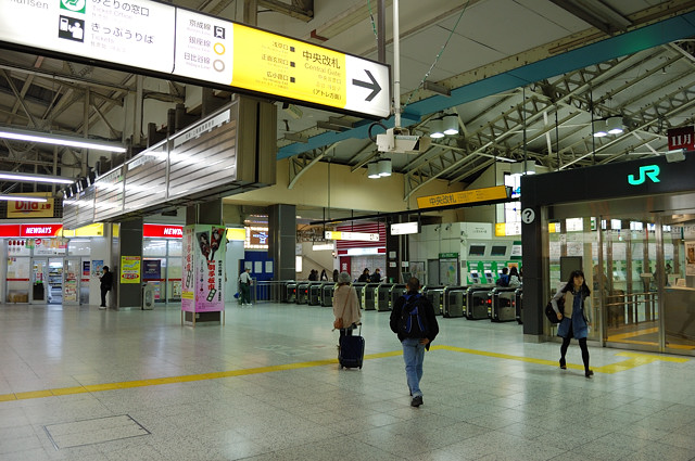 Японский вокзал с кучей указателей Никко, Япония