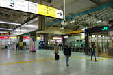 Японский вокзал с кучей указателей