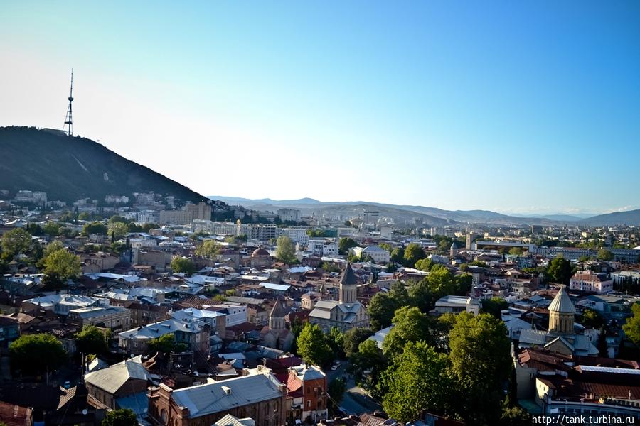 С высоты открывается панорамный вид на город. Тбилиси, Грузия