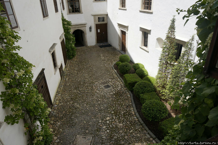 Вид из окон во внутренний дворик замка Земля Штирия, Австрия