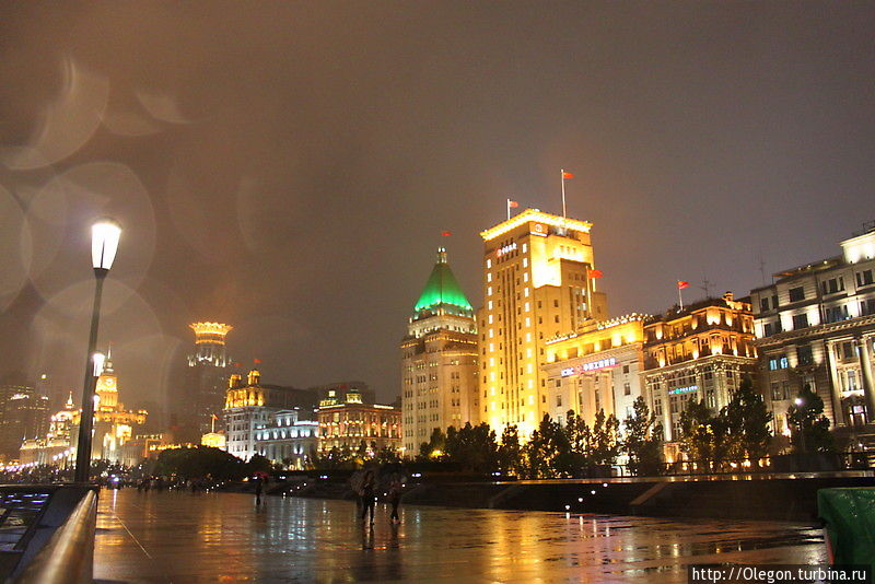 Знаменитый город в разноцветной подсветке Шанхай, Китай