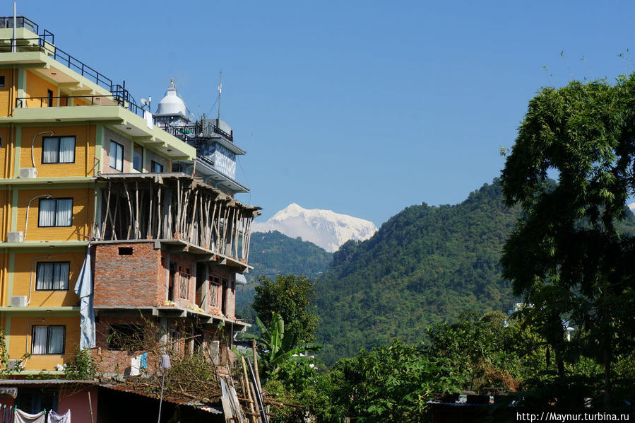 Вид   из   окна   гостиницы. Покхара, Непал