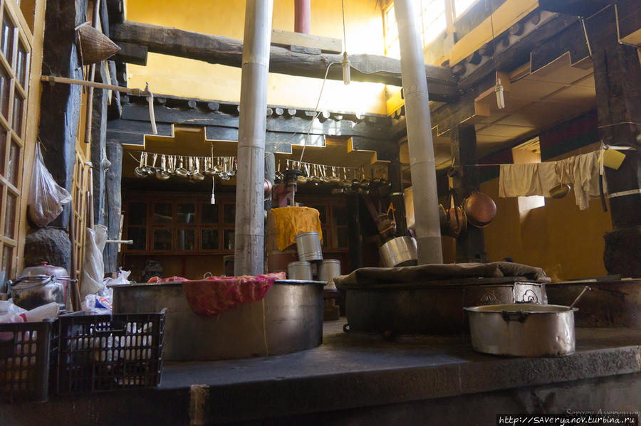 Гигантские печи и котлы на кухне монастыря Сэра. Количество монахов доходило до 5000 Тибет, Китай