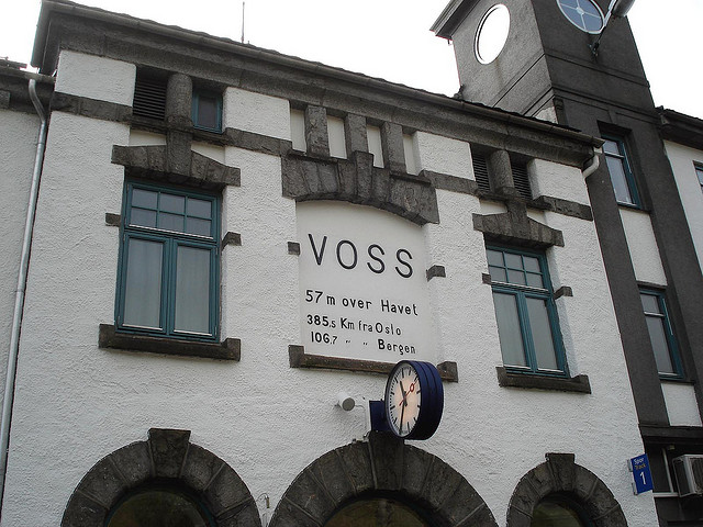 Станция Voss, но город Vossvagen. Не путаем.