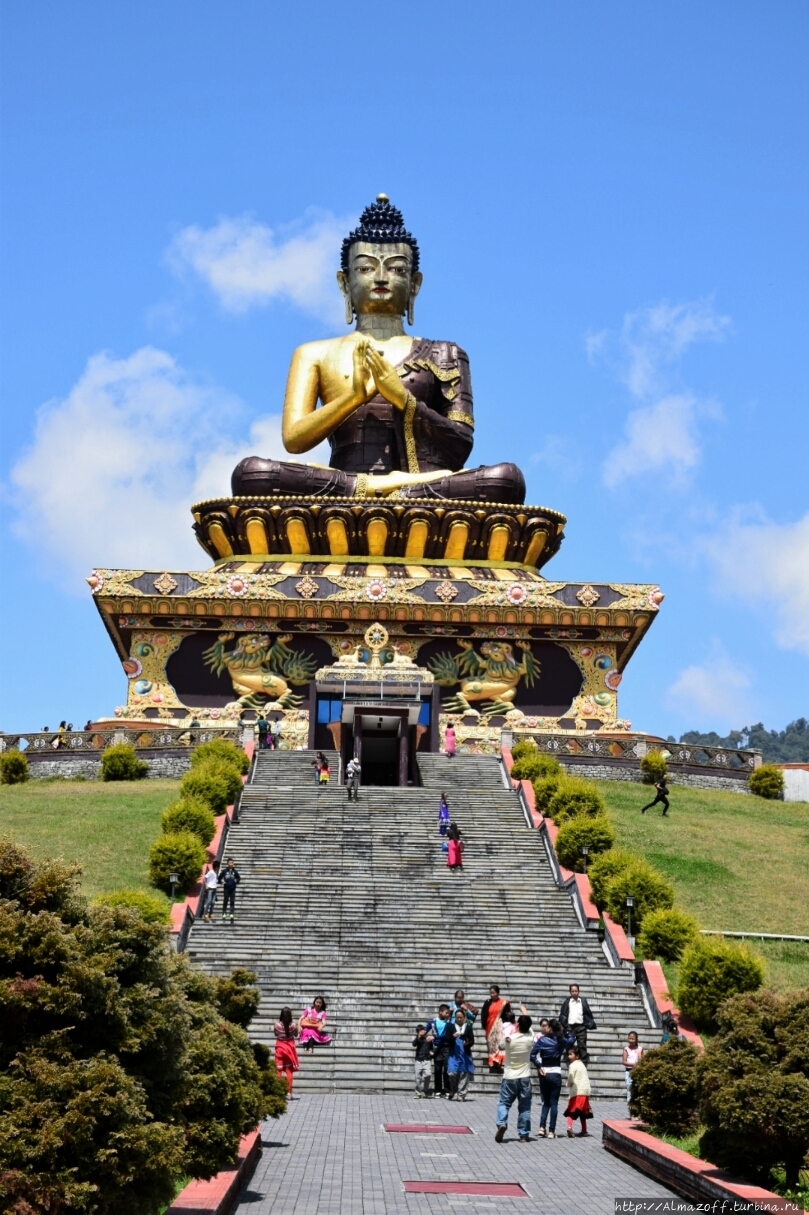 Ещё одна огромная статуя в королевстве Сикким Равангла, Индия