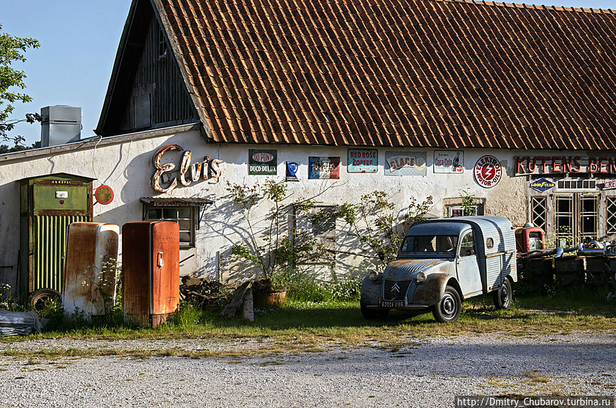 Живописная свалка американской классики (хотя машина — ситроен)
Форё Округ Готланд, Швеция