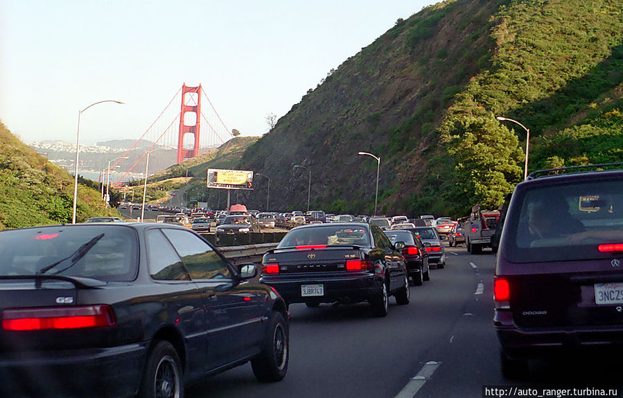 Пробка перед мостом Голден Гэйт в сторону Сан-Франциско