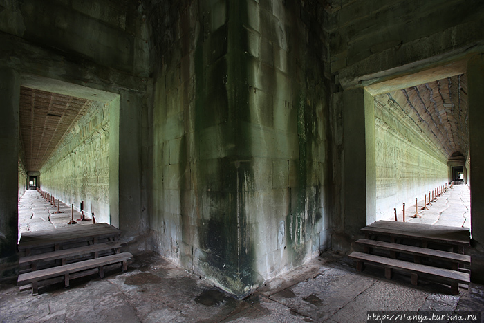 Интерьеры юго-восточной башни третьего уровня Ангкор Вата. Отсутствие декорирования указывает на то, что Сурьяварман II умер до завершения всех работ