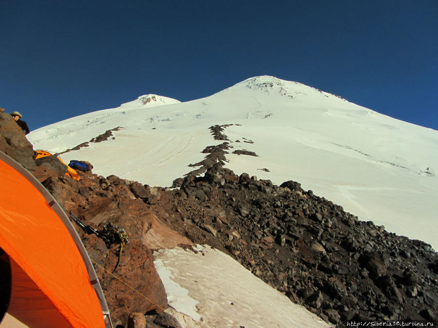 Вот она — цель. Кажется совсем рядом, но это обманчиво. Эльбрус (гора 5642м), Россия