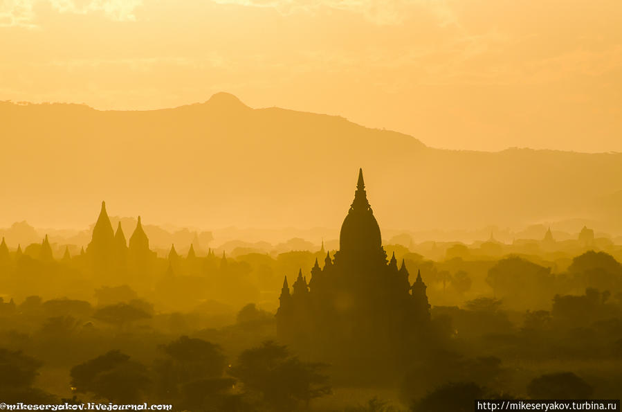 Закатный баган c земли Баган, Мьянма