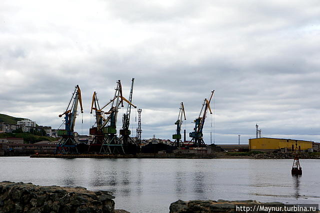 Порт  открыт  для  навигации  круглый  год.  Перерабатывает   различные  грузы —  уголь,  лес  круглый  и  различные   пиломатериалы.  трубы  разных  диаметров.   контейнера,  нефтегазовое  оборудование.  Наличие   парома   ж.д.  сообщения  с  материком   связывает  Сахалин   с  другими  регионами  России.   Перевалкой  грузов  в  порту  занимается   Сахалинское   морское   пароходство. Холмск, Россия