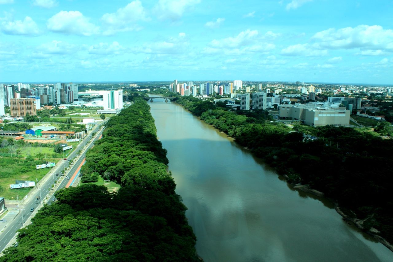 Вид с панорамной площадки в южном направлении Терезина, Бразилия