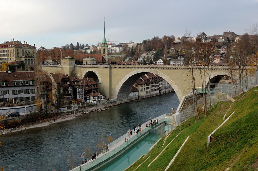 Вид на новую ’’Медвежью яму’’ и мост Ниддеггбрюкке Берн, Швейцария