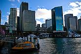 Водное такси у причала в самом центре города. Сиднейская бухта (Sydney harbour) вообще радует глаз обилием морского транспорта: постоянно туда-сюда снуют паромы и катера-такси, а по выходным вся бухта переполнена прогулочными парусными яхтами.