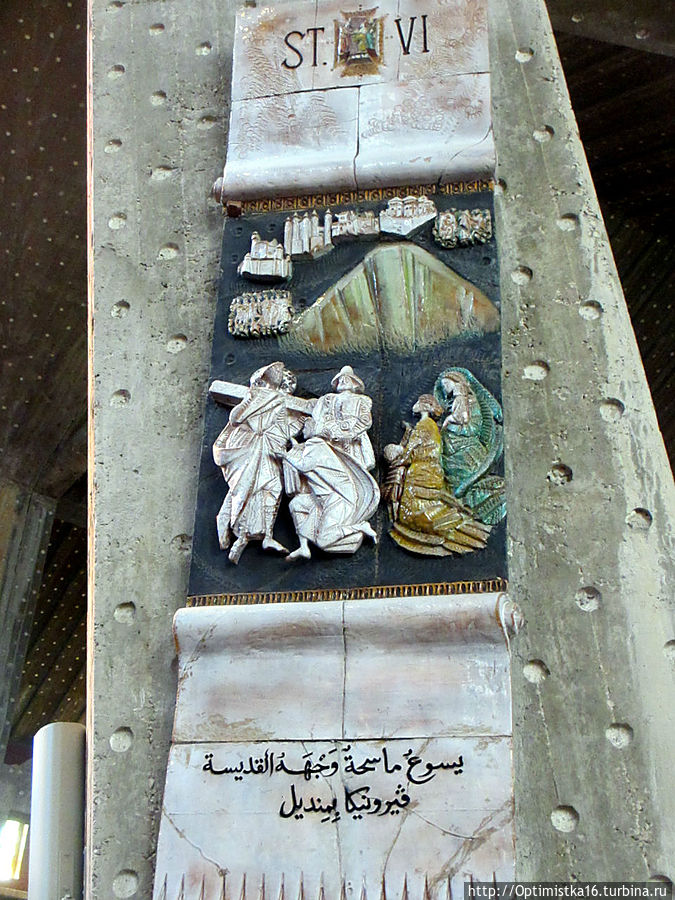 Керамические панно, размещённые на опорных конструкциях. Их 14, по количеству станций Скорбного (Крестного) пути Иисуса на Виа Долороза в Иерусалиме.