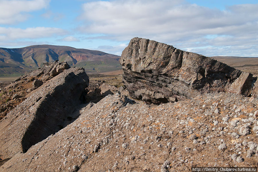 Разлом, симпатичные зеленые горки на фоне – Þjófadalafjöll (Тъофадалафъёлл, да, названьица у них) Исландия