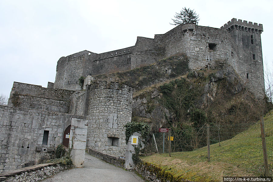 Замок в котором томился Маркиз де Сад Рона-Альпы, Франция