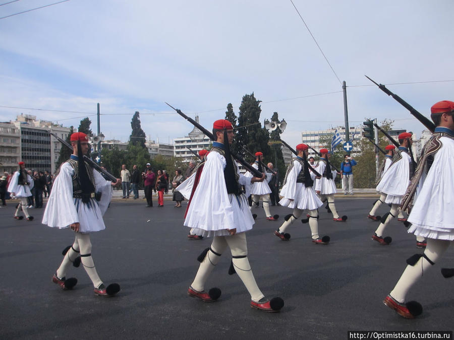Эвзоны на торжественной смене караула у парламента Греции Афины, Греция