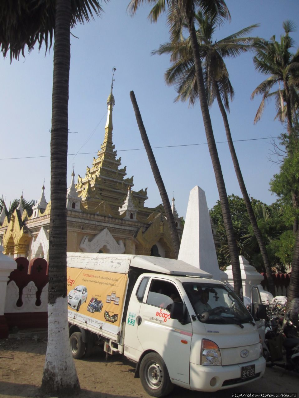 Прогулка по территории дворца-новодела Шуэбо, Мьянма