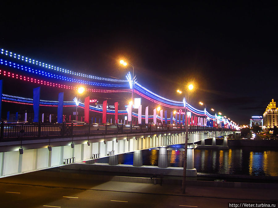 Мост, подсвеченный триколором. Москва, Россия