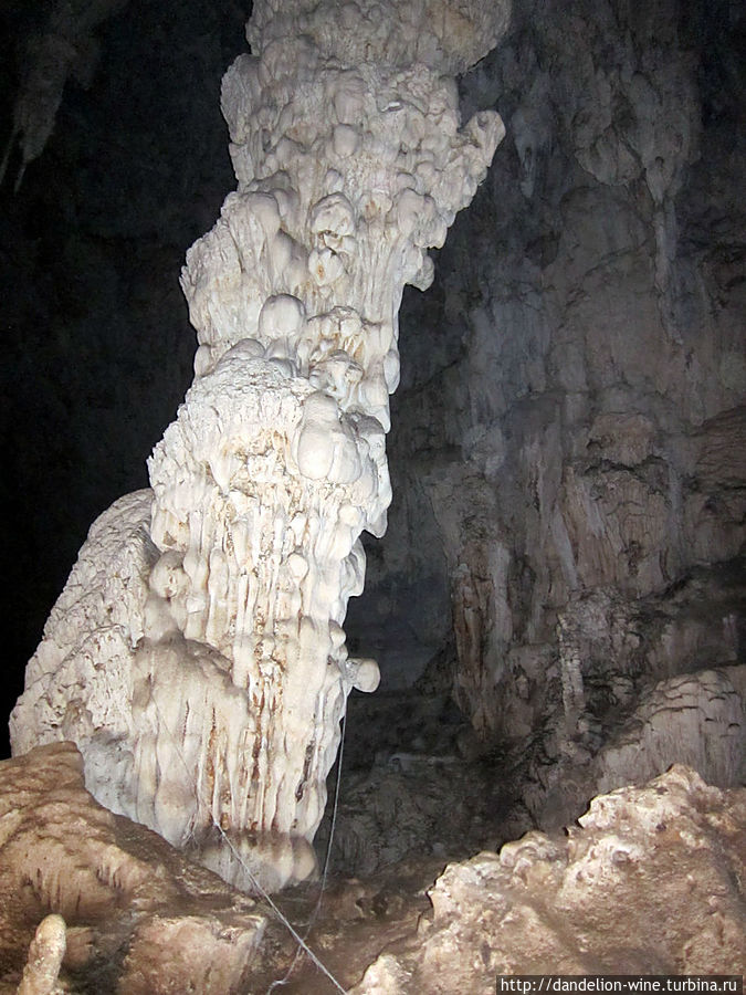 Пещера Нам Лод (Lodge cave, Nam Lod cave) Мае-Хонг-Сон, Таиланд