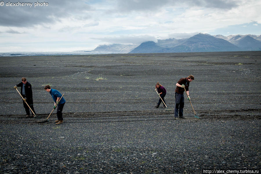 Вот так борятся с эррозией почвы. Нерадивый автомобилист покатался на джипе по обочине,  а последствия могут быть серьезные. Исландия