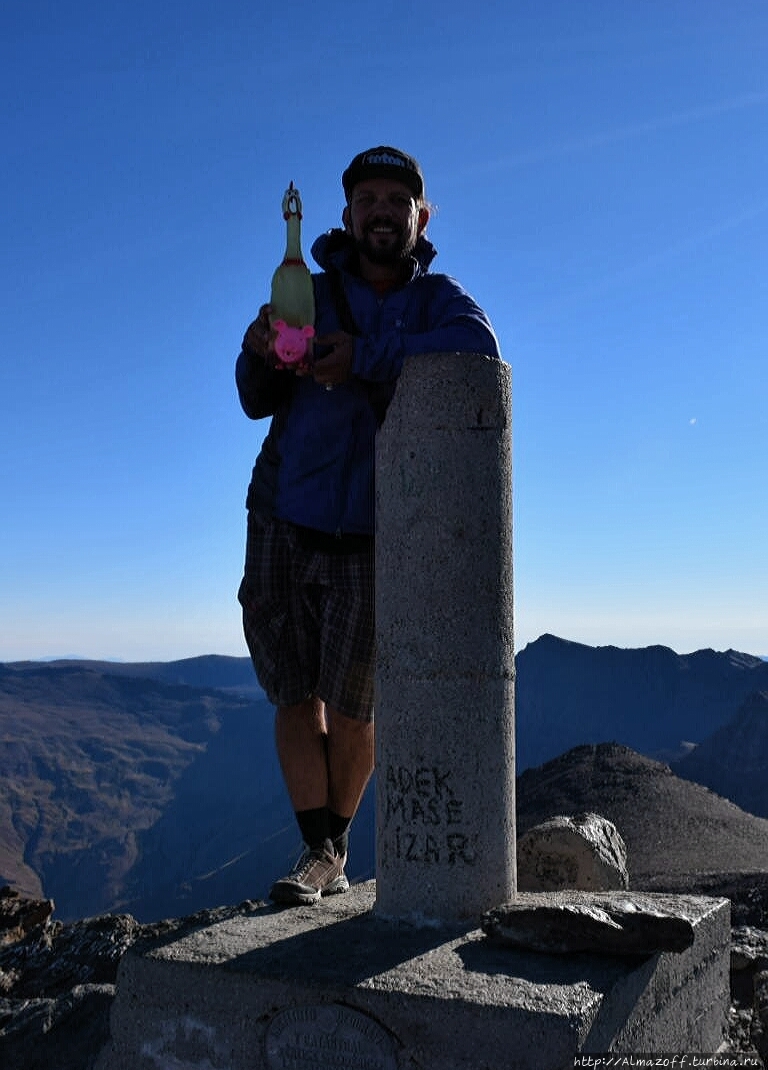 алматинский путешественник Андрей Гундарев (Алмазов) в горах Сьерра Невада на вершине Велета Муласен гора (3479м), Испания