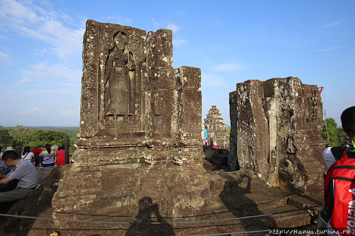 Руины башень верхней террасы храма Пном-Бакенг. Фото из интернета Ангкор (столица государства кхмеров), Камбоджа