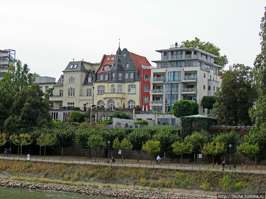 Аллея Аденауэра — набережная Рейна в столичном Бонне Бонн, Германия