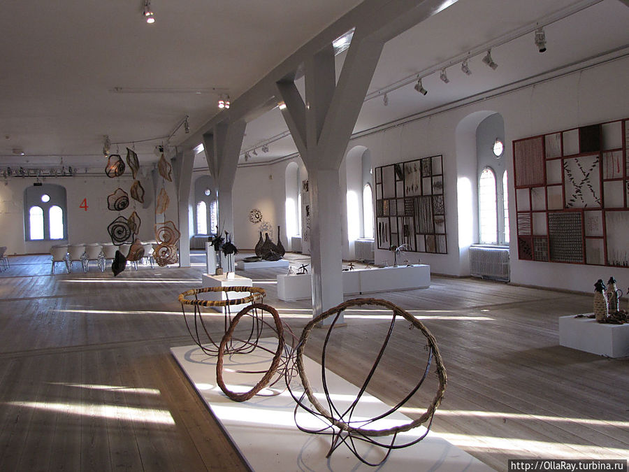 В тот день была такая вот выставка-продажа изделий ручной работы.