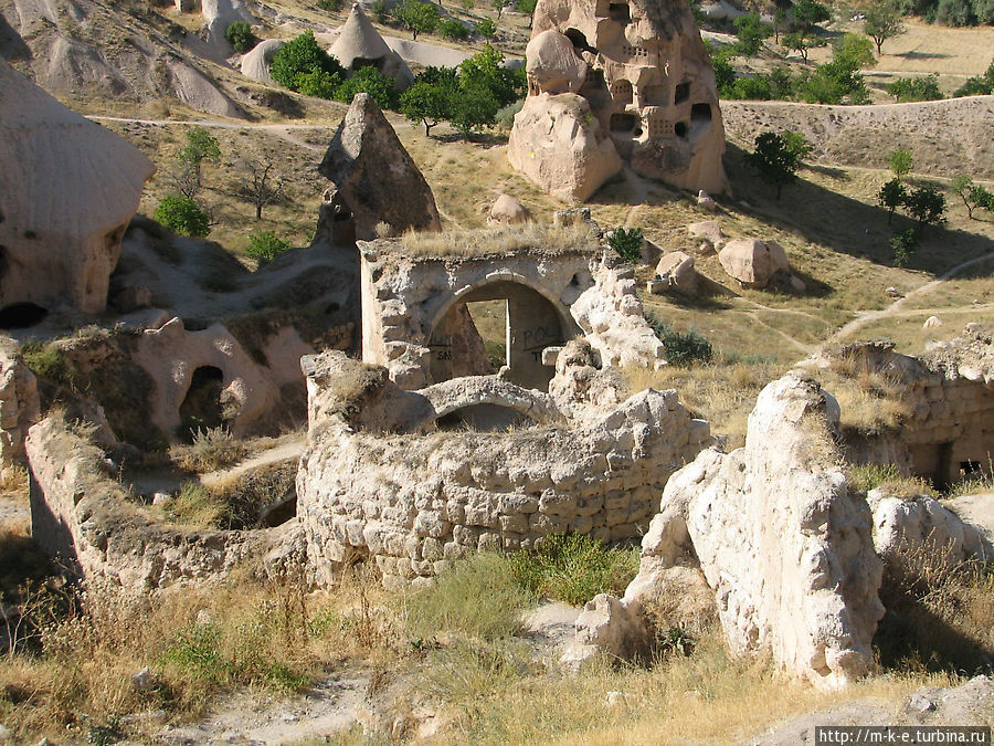 Виды на подходе к крепости Учхисар, Турция